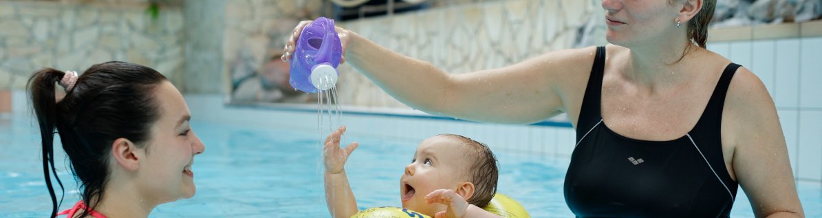 Ein Baby im Wasser